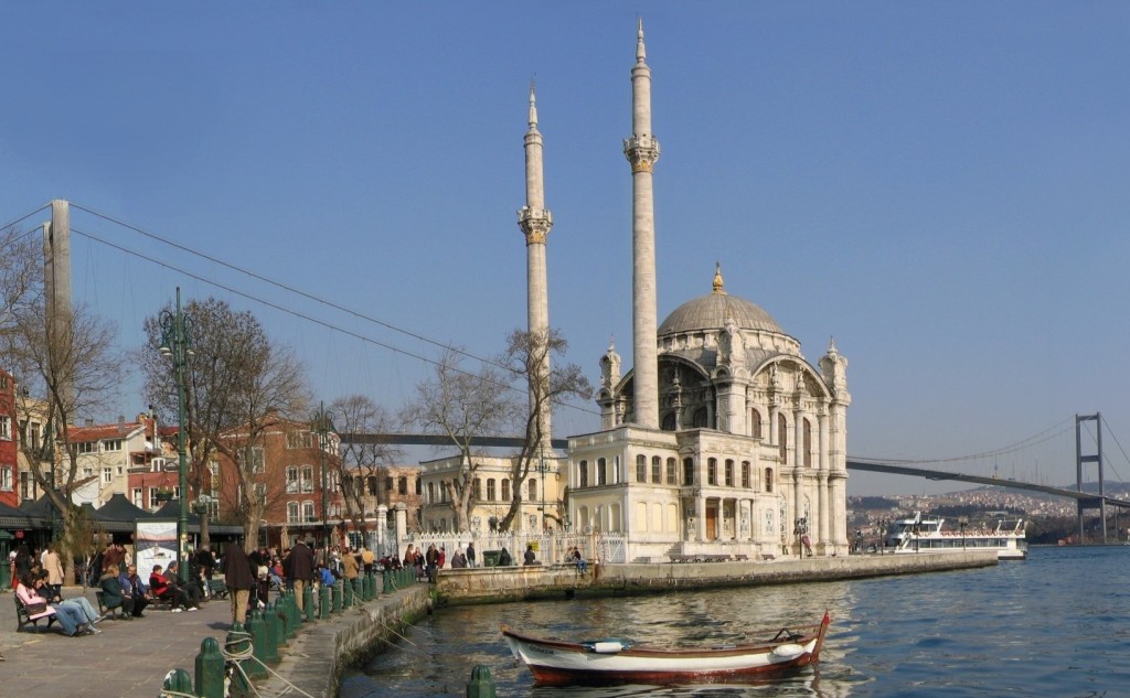 Ortakoey_Istanbul_Bosporusbruecke_Mrz2005