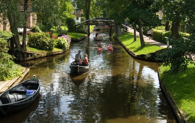 Getting-about-in-Giethoorn