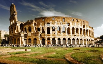 5878_Tourists-in-the-morning-at-the-Colosseum-of-Rome