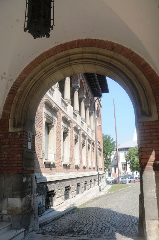 Arcadă la intrarea în Muzeu