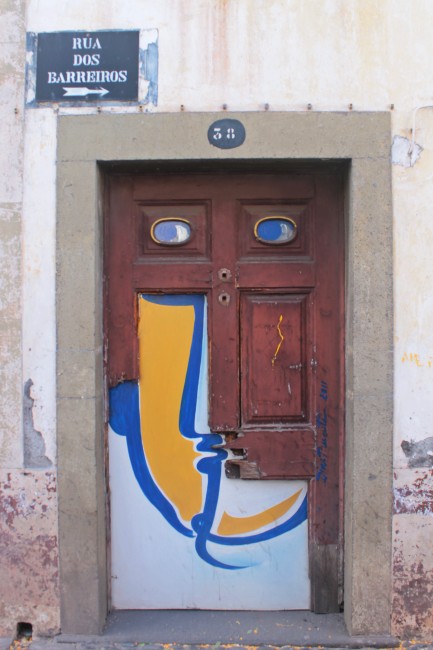 Interpretare abstractă de portret pe o ușă