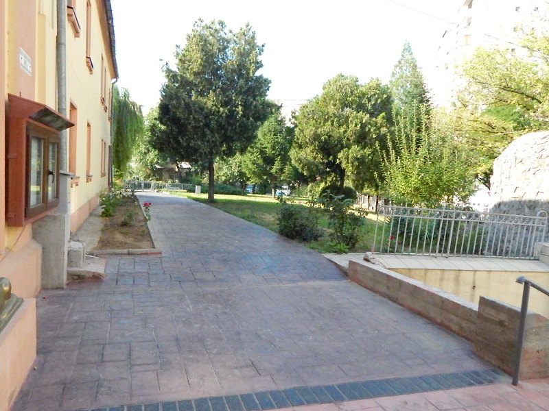 Curtea bisericii. Foto: 2015