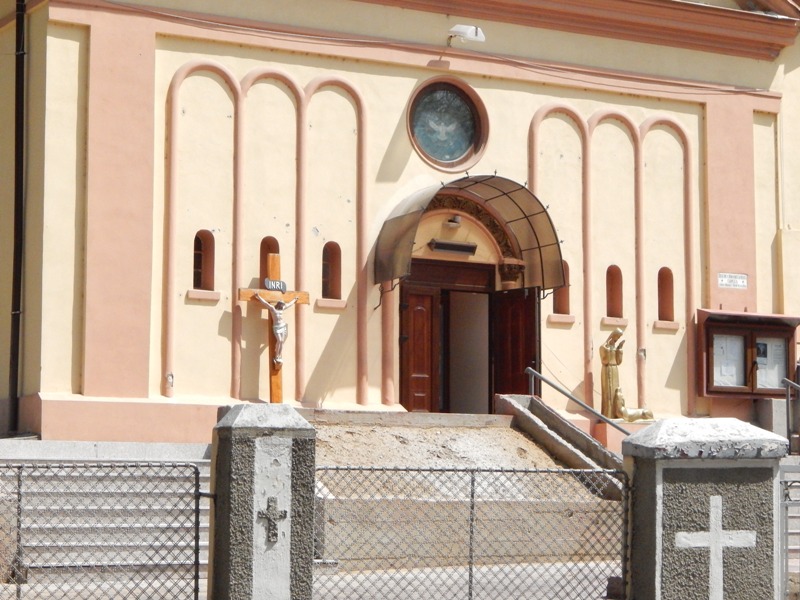 Intrarea în biserica Sfânta Fecioară Maria, Regină. Foto: 2015