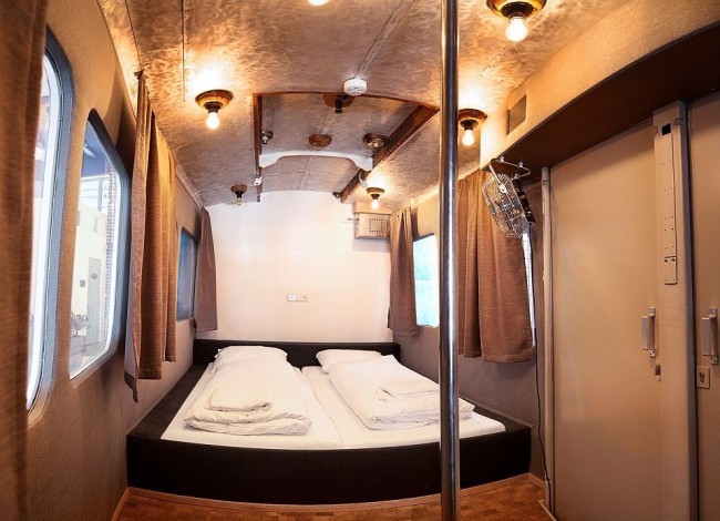 2C96AF7000000578-3243157-Inside_the_Amsterdam_Tram_Cart_room_which_was_created_in_order_f-a-36_1442838170208