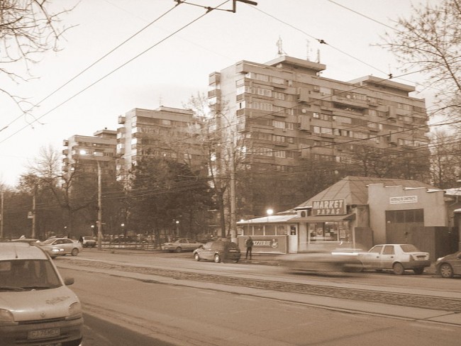 800px-Blocks_of_flats_in_Bucurestii_Noi,_Bucharest,_Romania