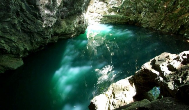 ochiul-de-smarald-inchis-in-piatra-pestera-lacul-verde-875