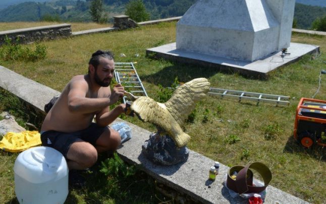 Cum au dispărut definitiv 38 de vulturi din bronz montaţi în toată România pe monumente dedicate eroilor neamului
