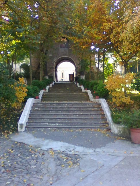 Vedere din spatele Turnului clopotniței Mânăstirea Radu Vodă