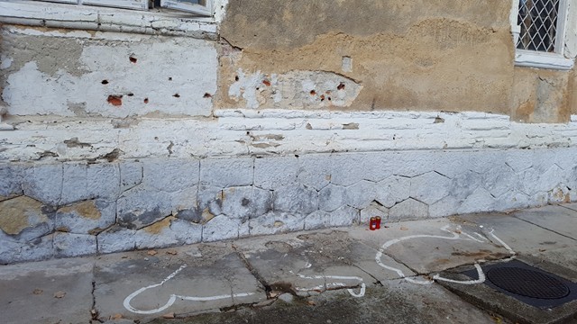 Urme de gloanțe pe peretele clădirii