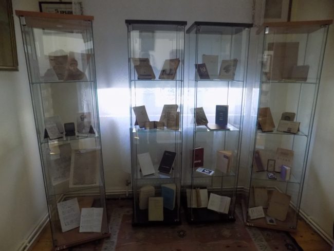 vitrine-expozitie-memorialistica-bacovia