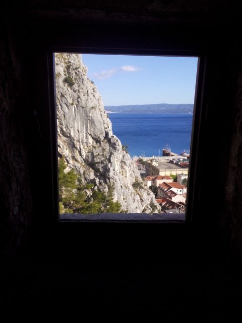 Vedere de pe o fereastră din Cetatea Mirabella