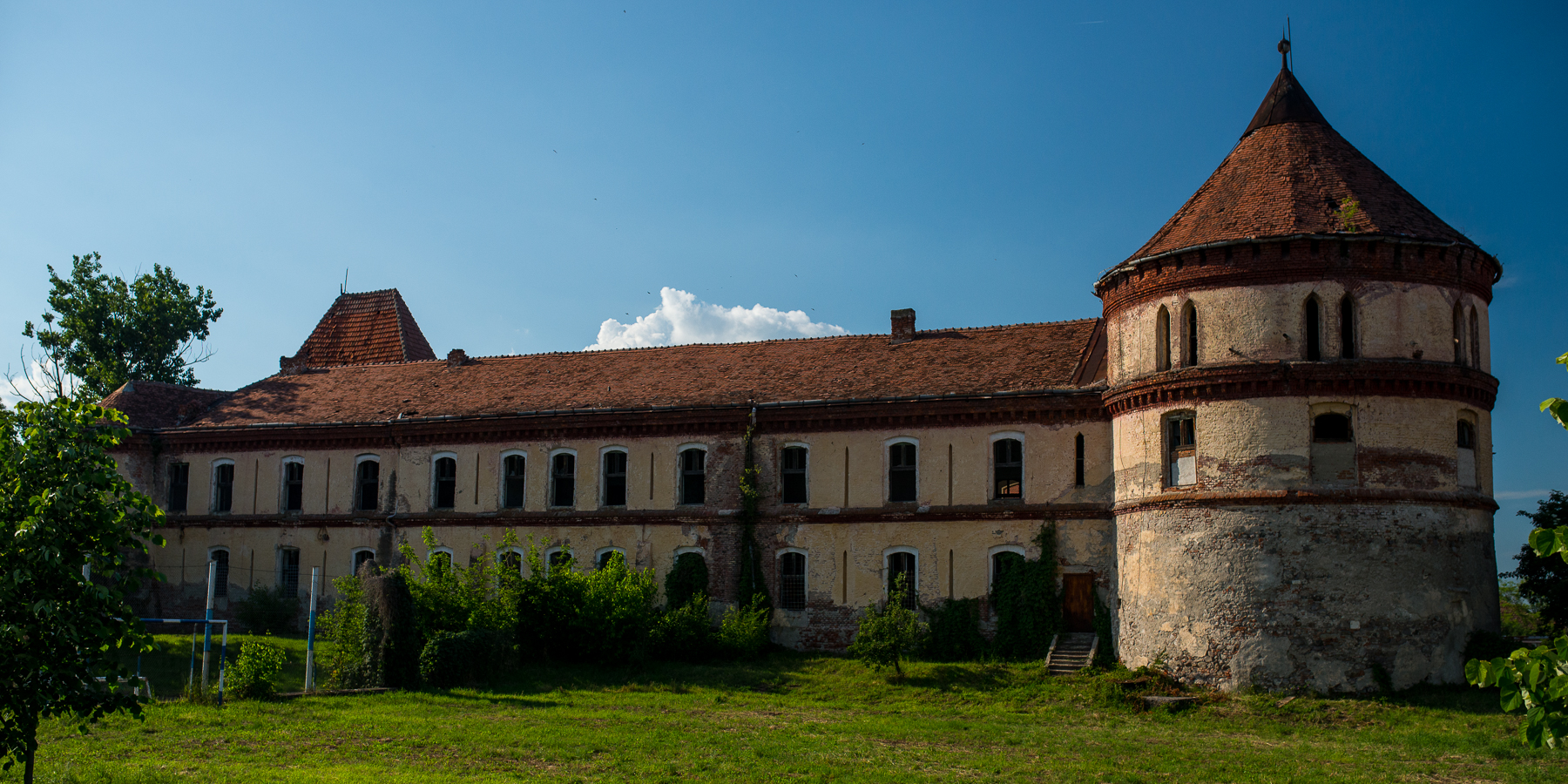 Cetatea Ineului, scoasă la licitaţie