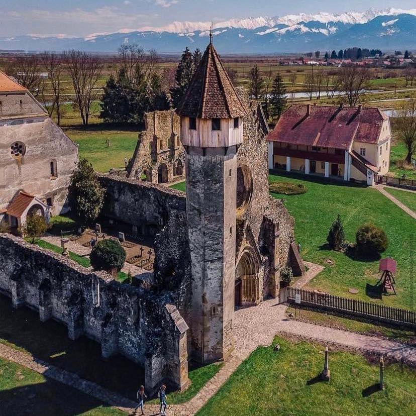 Monumentul de la Carta, credit foto Abația Cisterciană din Cârța (Facebook)