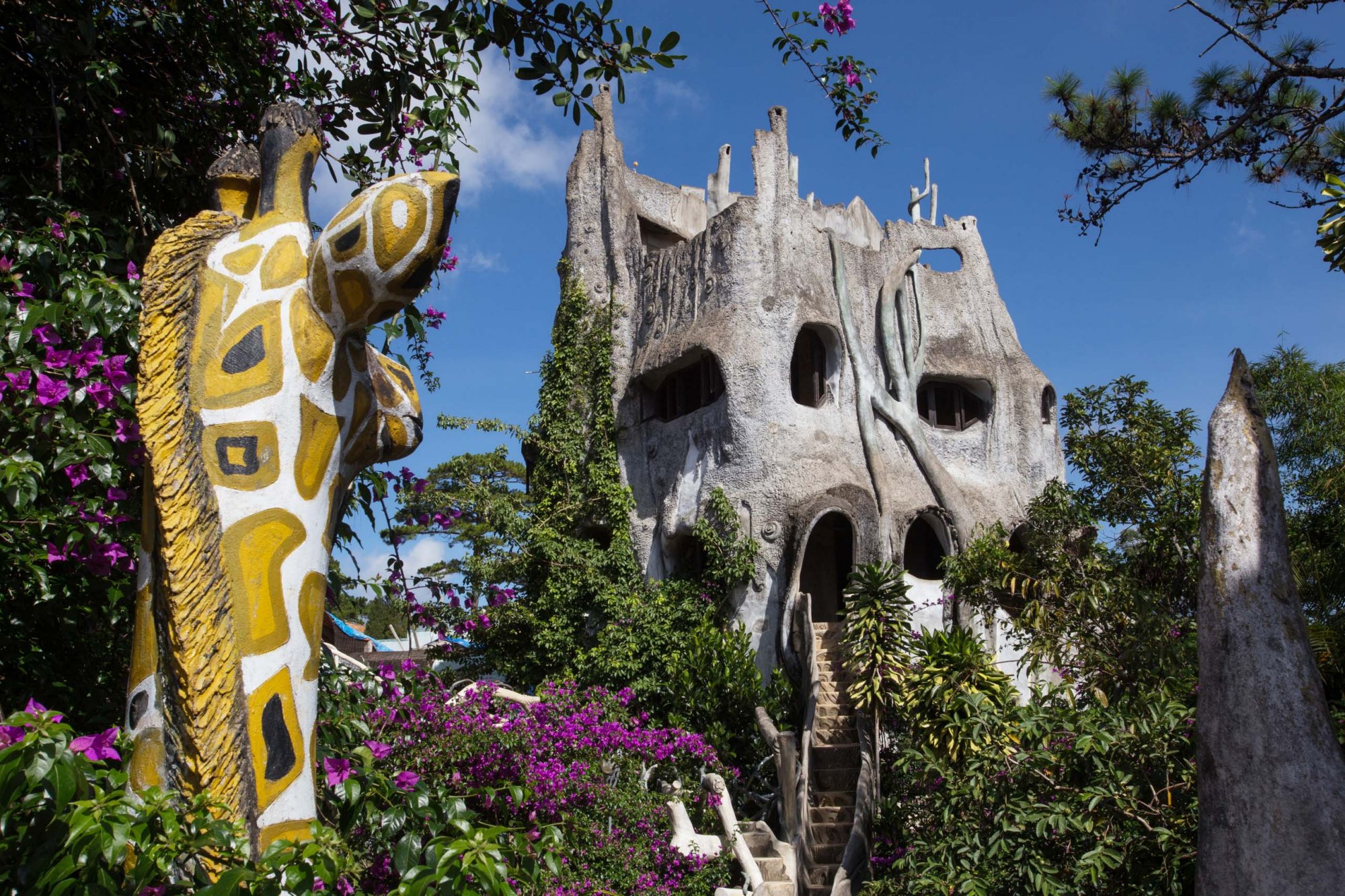 O casă bizară: combinaţie între Gaudi, Dali şi Disney