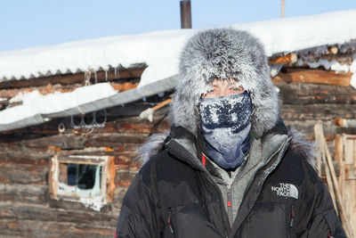 De aici preferi doar să vezi poze! Satul cu cele mai mici temperaturi, unde maşinile merg încontinuu, iar şcolile se închid la -52 de grade