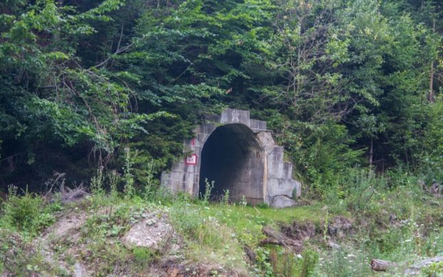 Tunelul misterios din Hunedoara, vechi de peste 100 de ani și lung de aproape 1 km