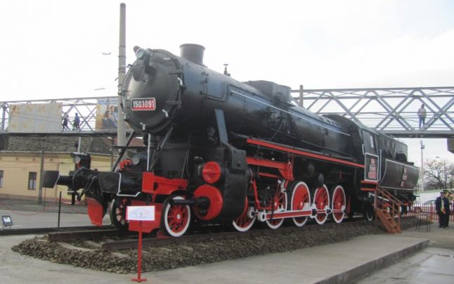 Locomotiva cu aburi care a tractat echipament de luptă germană în al Doilea Război Mondial, expusă la Timişoara