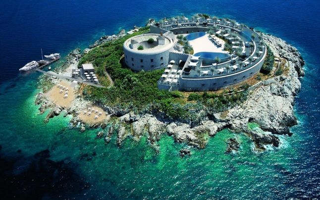 Un lagăr de concentrare va fi transformat într-un resort de lux. Rudele victimelor boicotează proiectul!