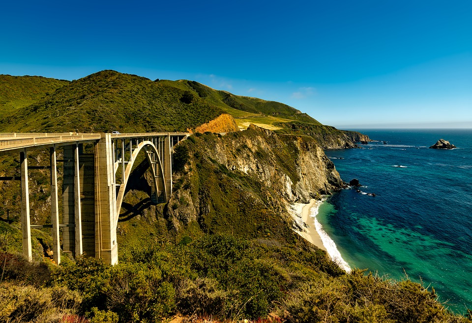 La plimbare pe Autostrada 1, pe coasta Pacificului