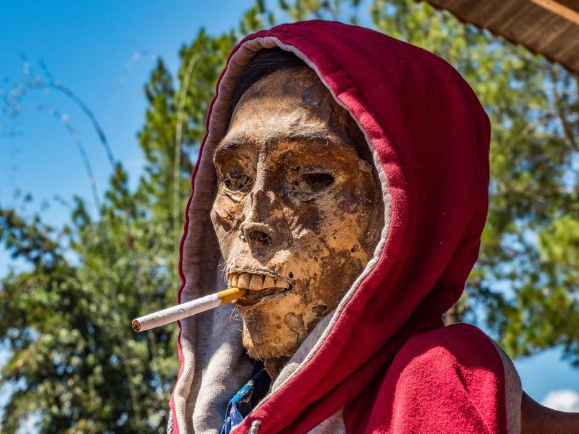 Există un loc pe pământ unde cei vii trăiesc alături de cadavre, un ritual straniu, practicat şi astăzi