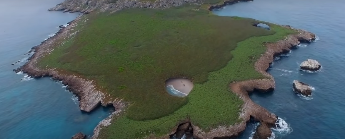 Un loc cu adevărat uimitor, văzut de sus – plaja „ascunsă” într-un crater de pe o insula