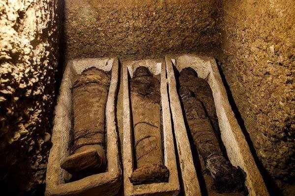 Descoperire fascinantă în Egipt: Arheologii au dezgropat mumii vechi de 2.000 de ani, cu amulete din aur în formă de limbă