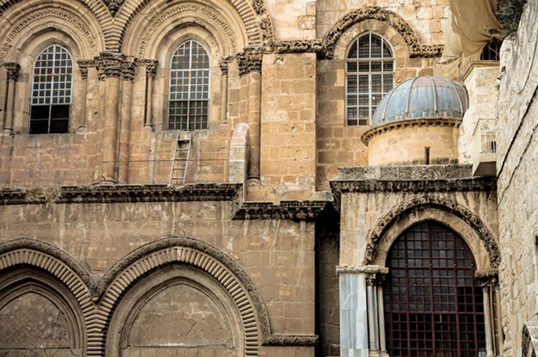Scara de pe zidul Bisericii Sfântului Mormânt – de 300 de ani stă nemișcată. Iată explicația și povestea ei
