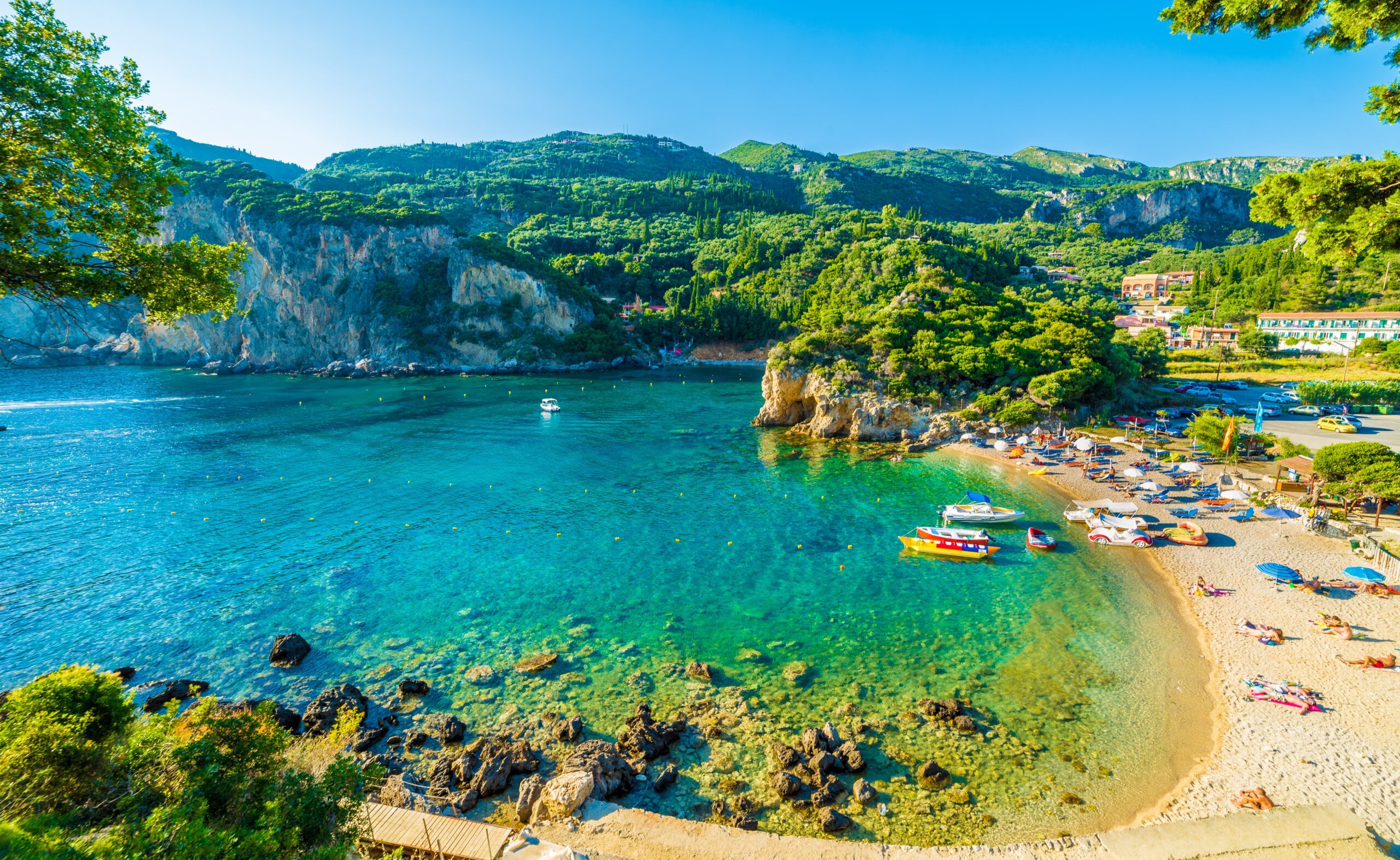 CORFU, insula mai aproape de Albania decât de Grecia, cu puternice influențe venețiene, dar și cu tradiții pure grecești