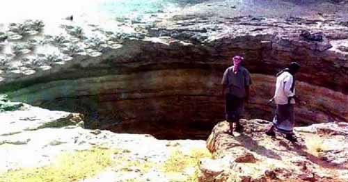 O misterioasă gaură apărută în deșert îi fascinează pe geologi. Oamenii locului se tem de demonii din „Gura iadului”