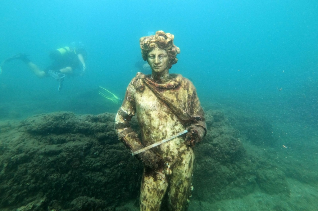 Cum arată orașul scufundat în Marea Mediterană. Imagini cu locurile unde se relaxau împărații Augustus, Nero și Iulius Cezar