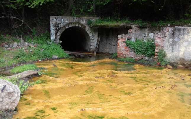 Mină abandonată din Apuseni, care ascunde în adâncuri zăcăminte uriașe de aur, pe cale să devină bombă ecologică