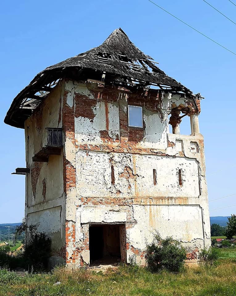 O culă monument istoric se degradează pe zi ce trece. Aparține familiei unui cunoscut academician