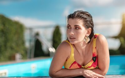 Cum justifică un oraș din Germania autorizarea înotului topless în piscinele publice?