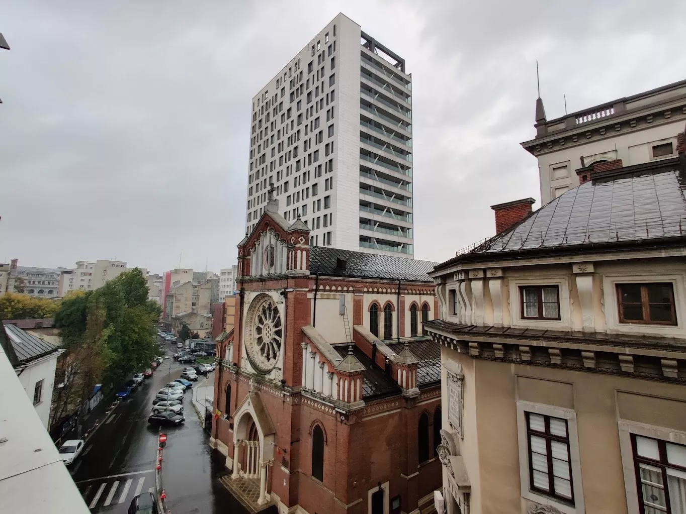 Nicușor Dan a semnat dispoziția de demolare pentru Cathedral Plaza, mastodontul construit ilegal în centrul Bucureștiului