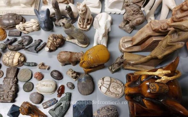 Doi cetăţeni libanezi, depistaţi pe Aeroportul Otopeni cu 80 de artefacte arheologice, care par să facă parte din patrimoniul cultural egiptean