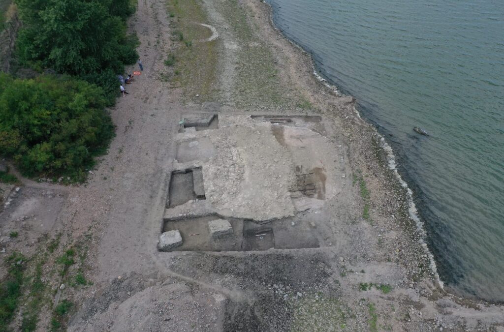 Scăderea cotelor Dunării scoate la iveală ziduri prăbuşite ale cetății Noviodunum