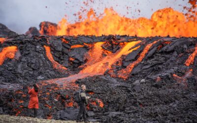 Un turism periculos! Se apropie prea mult de vulcanul activ în Islanda, pentru a-și face selfie