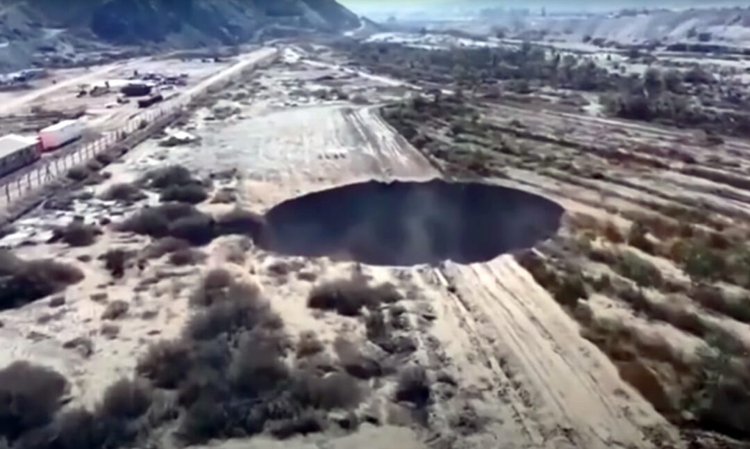 Un crater imens a apărut din senin în Chile / VIDEO