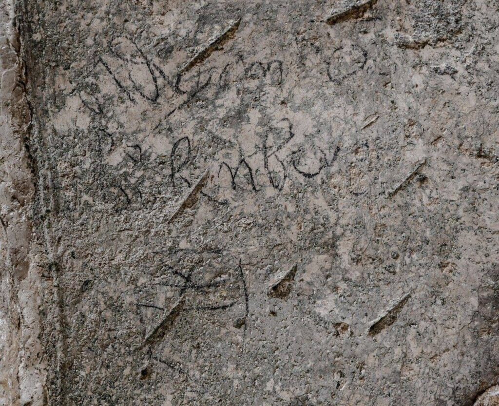 Semnătura cavalerului medieval elvețian Adrian von Bubenberg a fost descoperită pe Muntele Sion din Ierusalim (foto: Joshua Faudam / Israel Antiquities Authority)