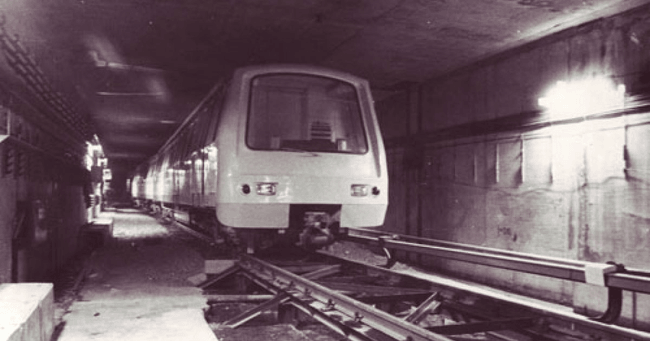 Câteva mituri urbane ale Bucureștiului. Pe vreme lui Ceaușescu, un conducător de metrou a spus „Atenție, urmează timpuri grele!‟, în loc de „Timpuri Noi‟