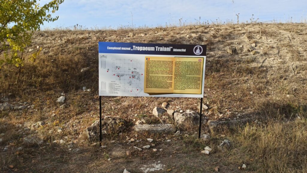 Panouri de informare donate de o persoană particulară, montate la Tropaeum Traiani