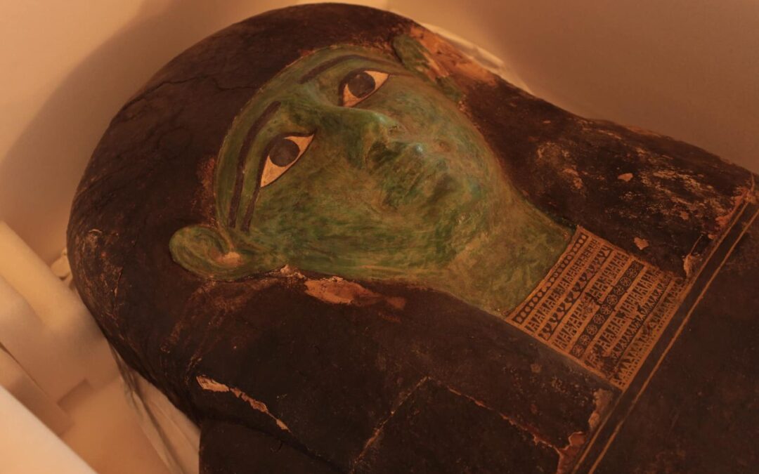 Un sarcofag faraonic vechi de 2.700 de ani, scos ilegal din Egipt, a revenit la Cairo (foto: Facebook / Ministry of Tourism and Antiquities وزارة السياحة والآثار)