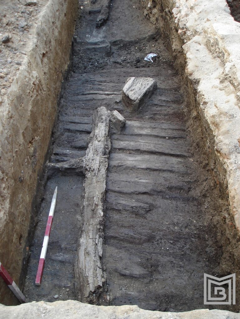 Strada de lemn identificată pe strada Smârdan, nr. 30 (foto: Muzeul Municipiului București)