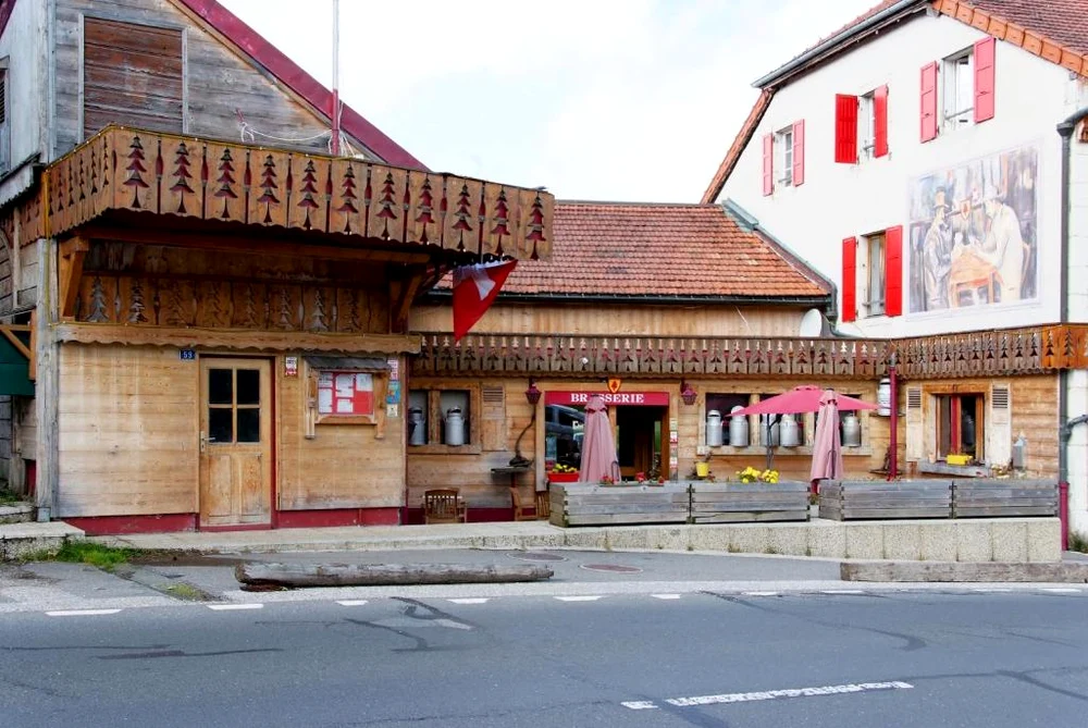 Hotelul unde oaspeții dorm jumătate în Elveția și jumătate în Franța