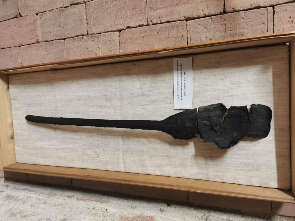 O lopată din lemn veche de aproape 4.000 de ani, descoperită pe traseul Autostrăzii Transilvania (foto: Muzeul Județean de Istorie și Artă Zalău)