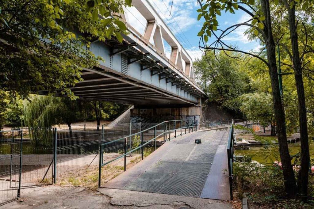 În prezent, în apropierea podului de cale ferată, există amenajată o pasarelă provizorie din elemente metalice (foto: Facebook / Primăria Municipiului Bucureşti)