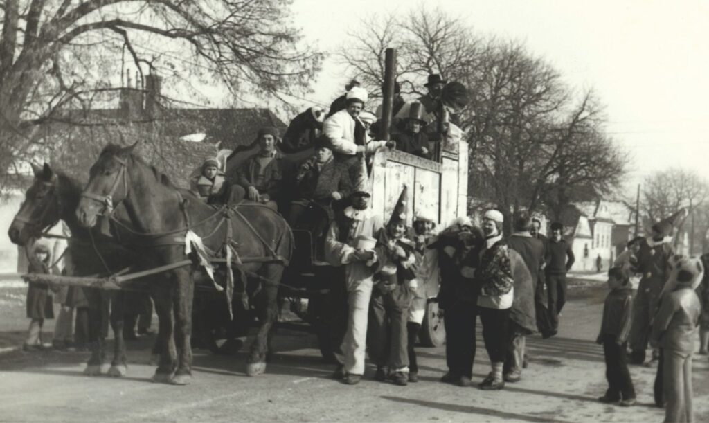 Celebrarea Faschingului în satul Hălchiu, în anul 1980 (foto: Muzeul de Etnografie Brasov)