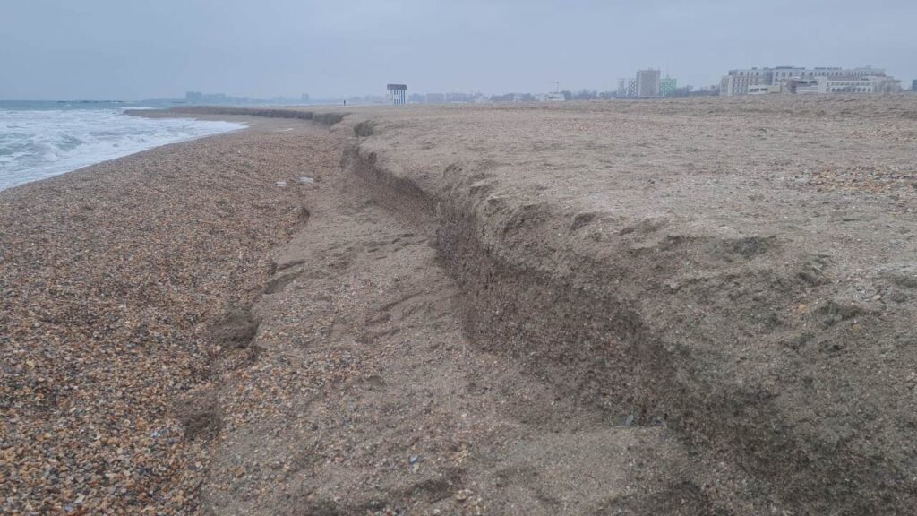 Plaja din Mamaia s-a prăbușit (foto: Facebook / Apele Romane Dobrogea-Litoral)