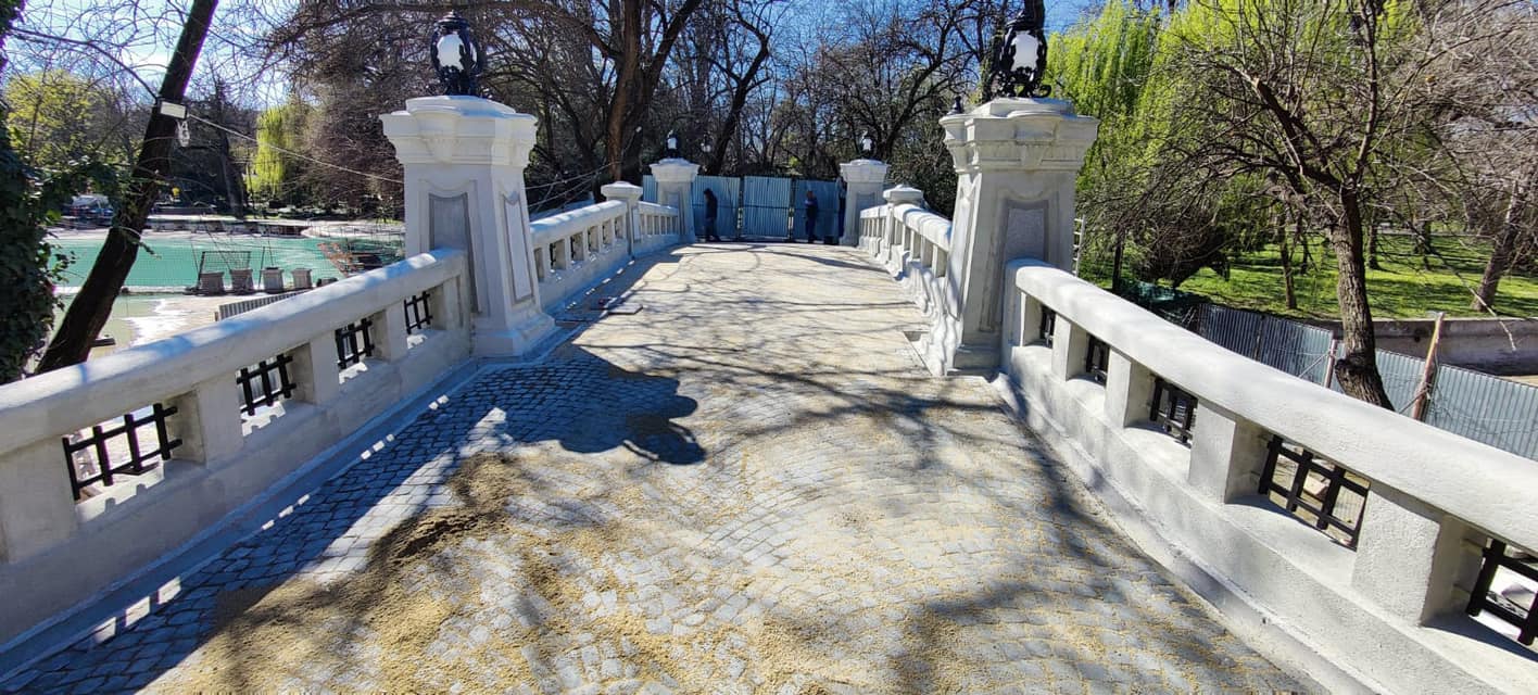 Cum arată Podul Mare din Parcul Cișmigiu, după finalizarea lucrărilor de reabilitare