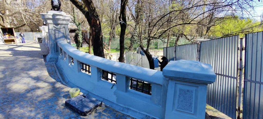 Lucrările de reabilitare la Podul Mare din Parcul Cișmigiu au fost finalizate (foto: Facebook / Trustul de Clădiri Metropolitane Oficial)